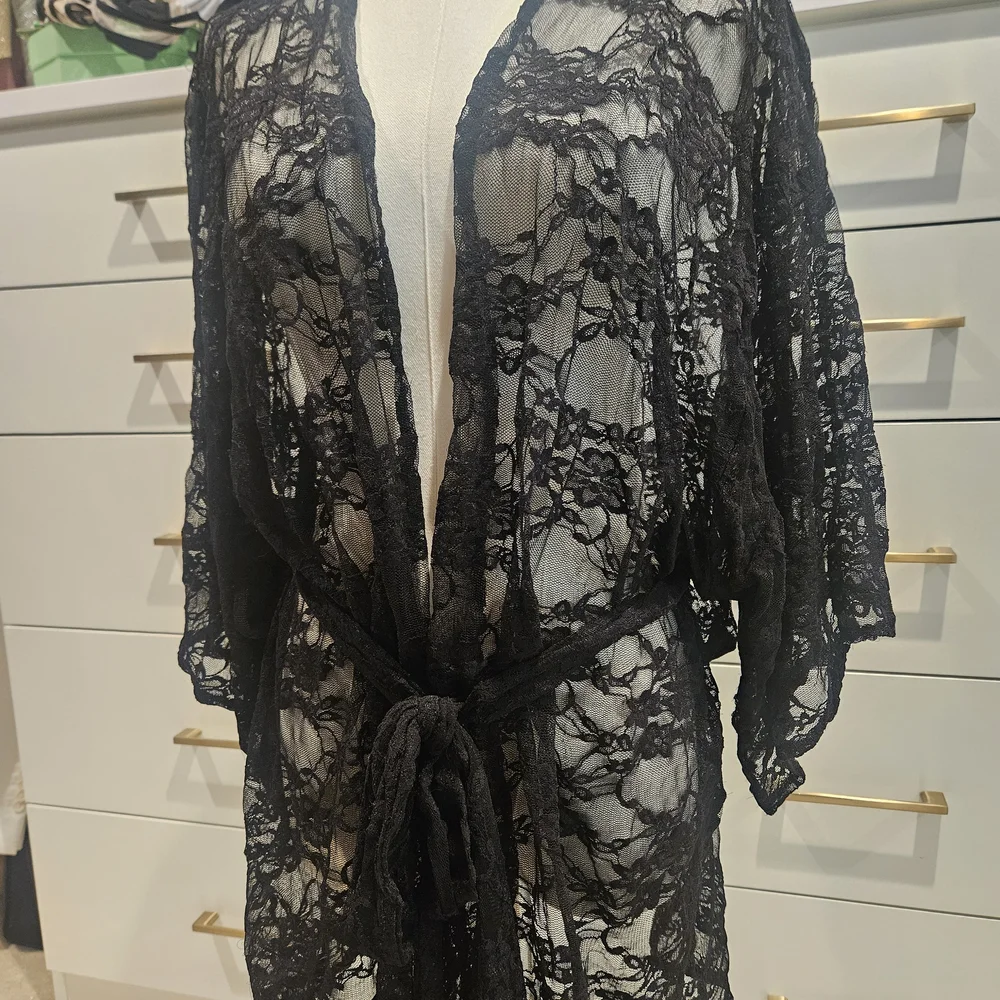 Chic Black Lace Robe - Picture 3 of 4